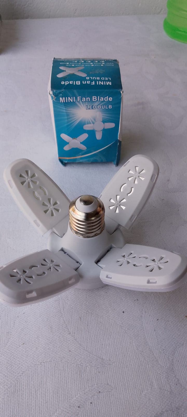 Lâmpada LED dobrável Mini Fan Blade 4 pétalas E27