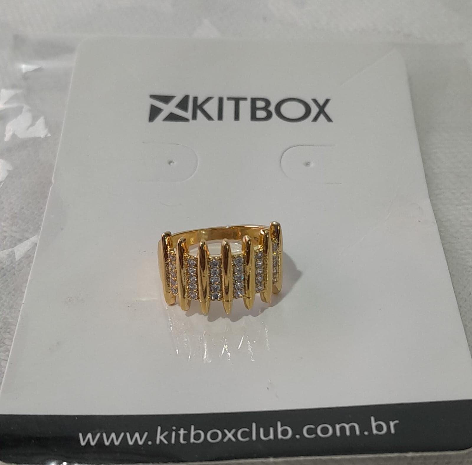 Anel Kitbox Dourado com Zircônias Vazado Feminino